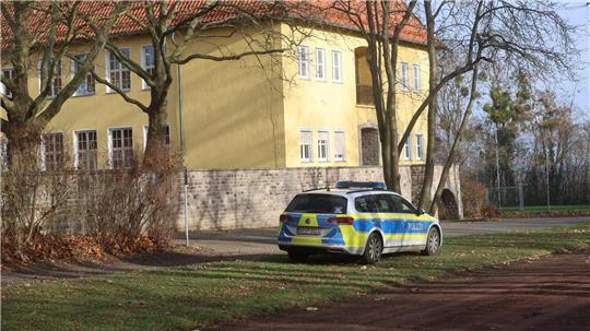 Ein Wagen der Polizei steht vor dem Schulgelände in Salzgitter-Gebhardshagen.