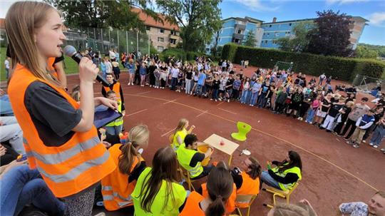 Auf dem Schulhof haben die Abiturienten Programm für ihre Mitschüler vorbereitet.