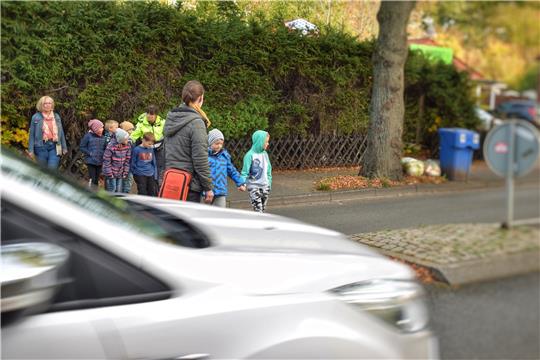 Auf dem Schulweg lauern viele Gefahren – Erstklässler der Gerhart-Hauptmann-Schule lernen, wie sie sich richtig im Straßenverkehr verhalten. Die Lehrerinnen Nicole Wolf und Monika Glittman-Köhler begleiten die Kinder. Fotos: Neumann