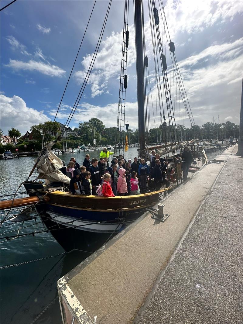 Ostsee statt Harz: „Start-Right“-Kinder setzen die Segel Auf dem Segler „Die Zwillinge von Kappeln“ können die Kinder spielerisch das maritime Handwerk erlernen. Foto: Privat