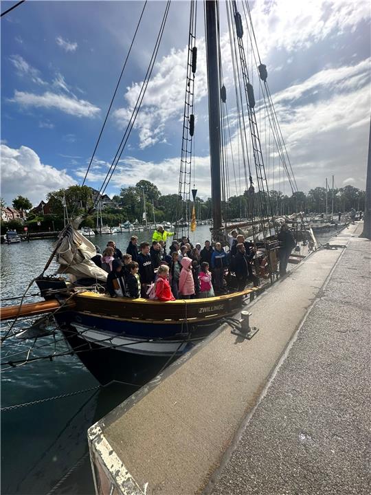 Auf dem Segler „Die Zwillinge von Kappeln“ können die Kinder spielerisch das maritime Handwerk erlernen. Foto: Privat