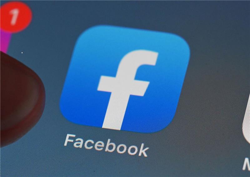Bericht: Zehn Euro im Monat für Facebook ohne Werbung Auf dem Smartphone soll das Abo 13 statt 10 Euro kosten.