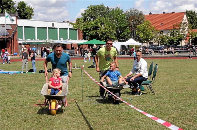 MTV feiert Jubiläum seines Vereinsheimes Auf dem Spielparcours haben es mitunter die Väter in der Hand, wie erfolgreich ihr Nachwuchs ist. Fotos: Hohaus