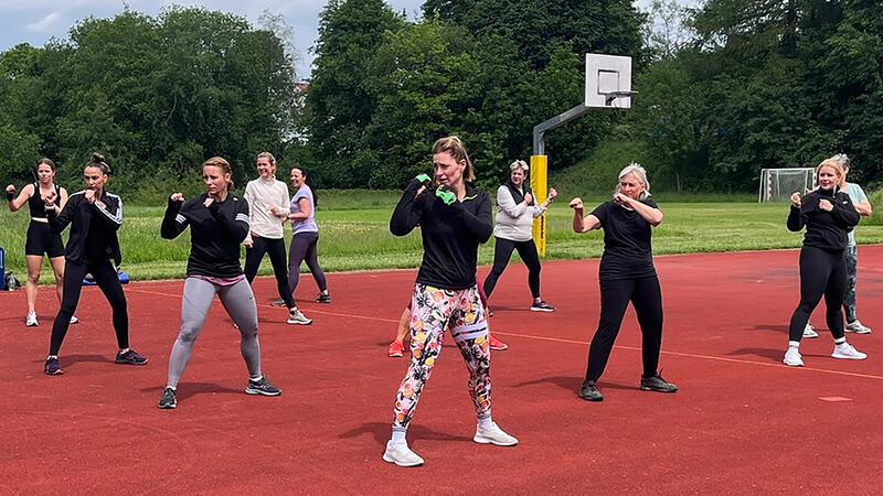 Auf dem Sportgelände der TU Clausthal powern sich die Teilnehmerinnen ordentlich aus.