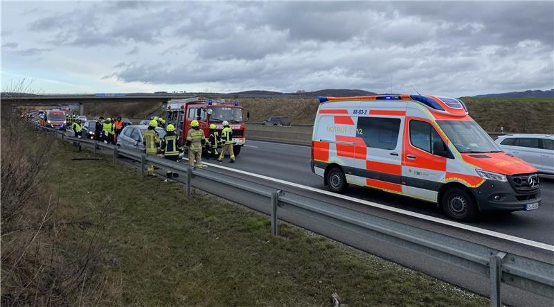 49-Jähriger rast gegen Betonwand auf der A7 Auf dem Standstreifen bleibt das silberne Unfallauto stehen. Foto: Feuerwehr