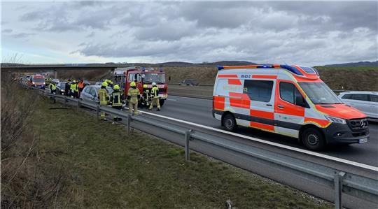 Auf dem Standstreifen bleibt das silberne Unfallauto stehen. Foto: Feuerwehr