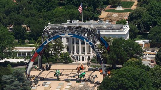 Das Bild zeigt einen Blick auf den Südrasen vorm Weißen Haus in Washington, wo  die Aufbauten für einen UFC-Kampf errichtet werden, der am 14. Juni im Rahmen der 250-Jahr-Feiern der USA und zu Donald Trumps 80. Geburtstag stattfinden soll. 