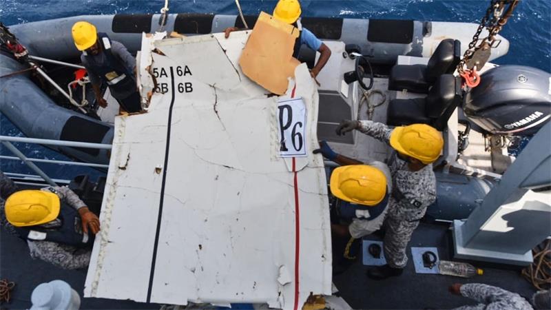 Marine sammelt Trümmerteile von Boeing ein - Suche nach Crew Auf dem Trümmerteil der abgestürzten Frachtmaschine ist ein Teil einer Aufschrift zu erkennen.