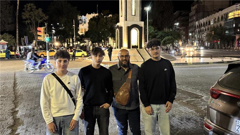 Drei Goslarer Syrer besuchen die Heimat ihrer Eltern Auf dem Uhr-Platz in Homs, der Heimatstadt von Vater Obaida Hulwani (3. v. li.)