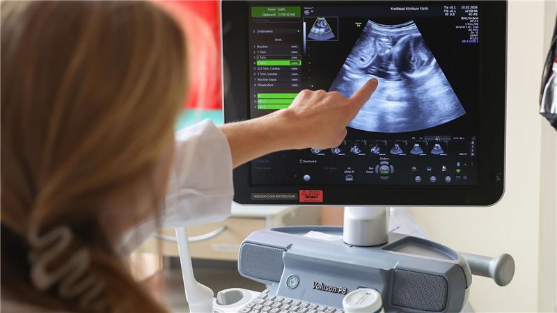 Unglaublich: Frau bekommt zum dritten Mal Zwillinge Auf dem Ultraschallbild ist laut der Ärztin zu sehen, dass Jasmin Schmidt wieder Zwillingsmädchen bekommt.