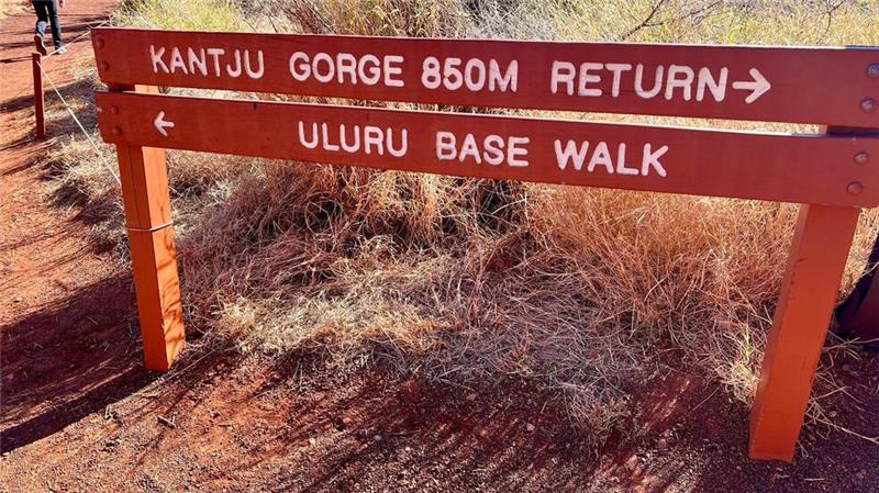 Auf dem Uluru Base Walk können Touristen um den Berg herumlaufen.