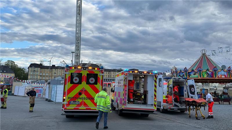Trotz TÜV: Fünf Verletzte bei Unfall mit Kettenkarussell Auf dem Volksfest in Bayreuth ist es am Abend zu einem Unfall gekommen.