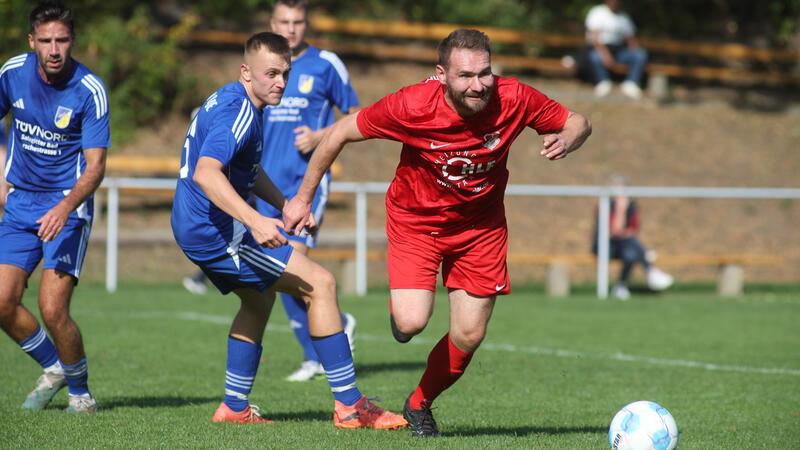 Auf dem Vormarsch: Groß Döhrens André Wolf lässt beim 2:1-Erfolg des FC auf dem Gielder Eichberg in dieser Szene Ben Schneider vom Gastgeber stehen. Foto: Gietemann