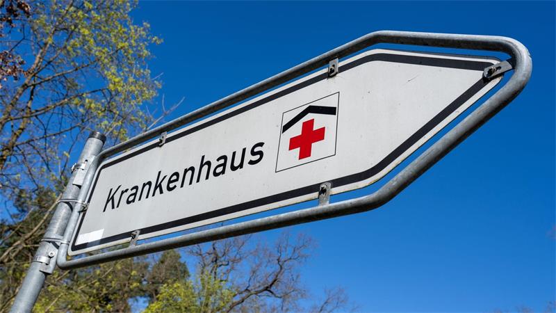 Auf dem Weg Richtung Kreißsaal befunden setzte direkt vor der Klinik die Geburt ein. (Symbolbild)