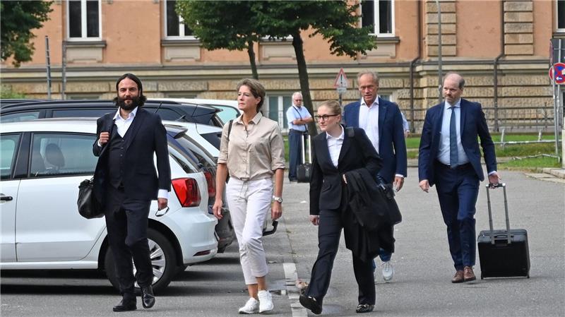 Christina Block schildert Pläne zur Rückholung ihrer Kinder Auf dem Weg in das Strafjustizgebäude in Hamburg.
