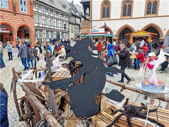Auf dem Weg ins Rathaus? Hexen und Politik haben heute beide ihr Daseinsrecht auf dem Goslarer Marktplatz. Der Rat tagt im historischen Gebäude, die Goslarer feiern sich vor der Tür schon einmal warm für den späten Abend. Archivfoto: Sowa