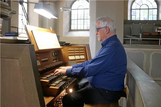 Auf dem Weg zu Buxtehude: Wolfgang Knuth an der Orgel in St. Stephani.  Foto: Hartmann