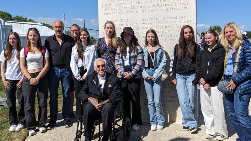Liebenburger nehmen am D-Day-Gedenken in der Normandie teil Auf dem Weg zu einer der zahlreichen Gedenkstätten kommt die Delegation aus dem Vorharz auch mit einem Kriegsveteranen ins Gespräch.