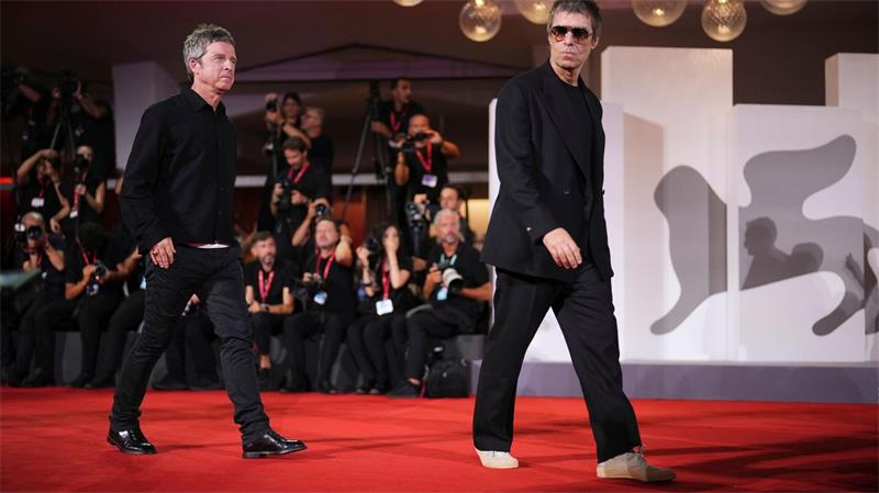 „Es ist wie die Wiedergeburt von Jesus“: Oasis in Venedig Auf dem Weg zu ihren Hunderten Fans am Rand des Teppichs.
