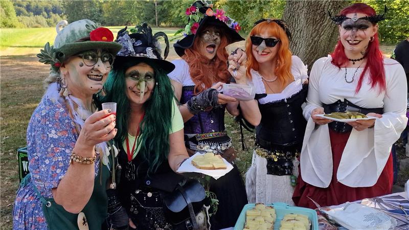 Auf dem Weg zum Campingplatz warten schaurige Schnäpse der Wolfshäger Hexenbrut.