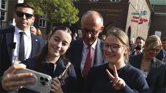 Auf dem Weg zum Festakt machten die Spitzenpolitiker Fotos mit Bürgerinnen und Bürgern.