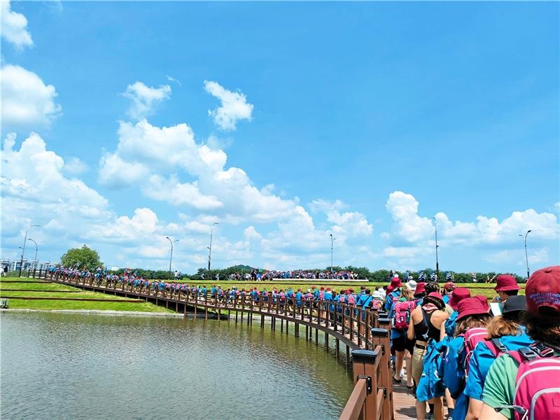 Goslarer Pfadfinder in Korea: Tempel, Taifun und viele Freunde Auf dem Weg zum Jamboree: Pfadfinder aus aller Welt besuchen Südkorea. Aus Goslar waren die „Schlauen Füchse“ mit dabei. Foto: Privat