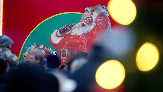 Auf dem Weihnachtstruck zeigt Coca-Cola die mittlerweile bekannte Darstellung des Weihnachtsmanns. (Archivbild)