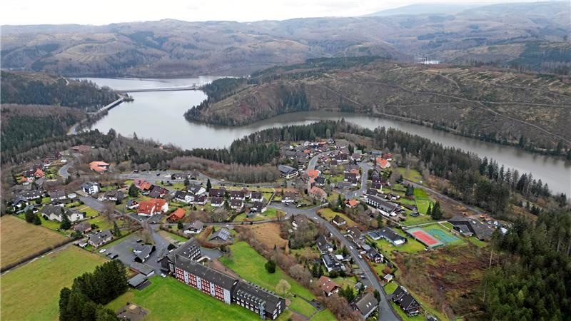 Auf dem Wiesenberg entsteht Mitte der 1950er Jahre das neue Schulenberg. Die alten Ruinen kommen nur noch bei Niedrigwasser im Okerstausee zum Vorschein. Foto: Neuendorf