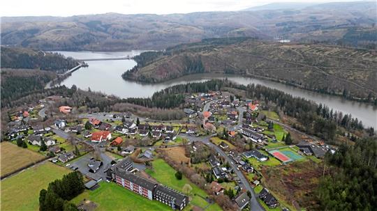 Auf dem Wiesenberg entsteht Mitte der 1950er Jahre das neue Schulenberg. Die alten Ruinen kommen nur noch bei Niedrigwasser im Okerstausee zum Vorschein. Foto: Neuendorf