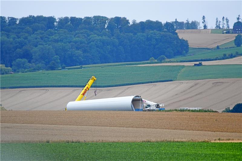 Windpark Bornhausen: Im Oktober soll schon der erste Strom fließen Auf dem Windpark-Areal zwischen Seesen, Bornhausen und Bilderlahe fügen derzeit Spezialisten die unteren Turmsegmente zusammen.