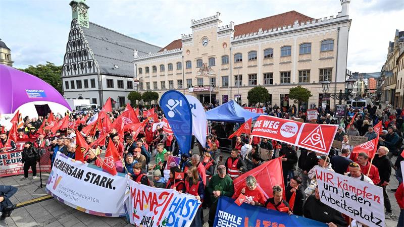 Auf dem Zwickauer Hauptmarkt versammelten sich nach IG Metall-Angaben am bundesweiten Aktionstag mehrere Tausend Menschen. 