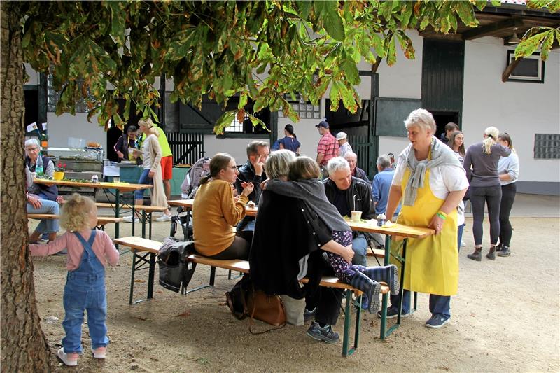Beim Festumzug ist ganz Westerode auf den Beinen Auf dem alten Kastanienhof bieten die Landfrauen ihre Köstlichkeiten an.