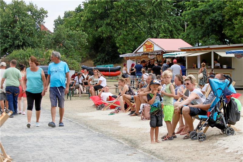 Auf dem aufgeschütteten Sandstrand konnten es sich die Besucher in Liegestühlen bequem machen.