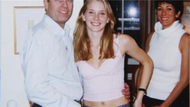 Scotland Yard: Keine Ermittlungen gegen Andrew Auf dem berüchtigten Foto ist Andrew (links) mit Epstein-Opfer Virgina Giuffre (Mitte) zu sehen. (Archivfoto)