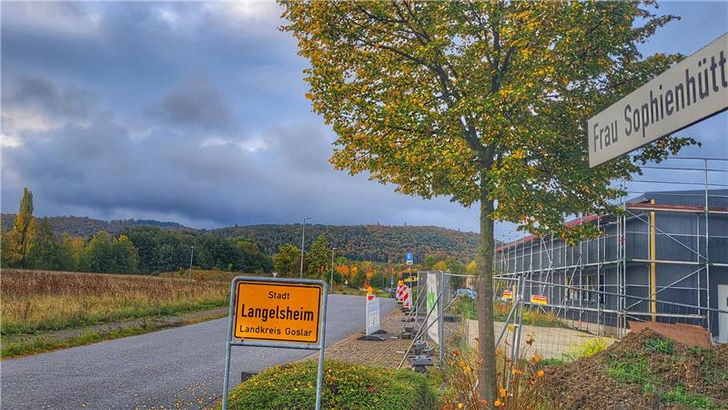 Langelsheim: Neue Eventhalle bringt Hoffnung für Altlasten-Areal Auf dem rund 10.000 Quadratmeter großen Areal (links) im Gewerbegebiet Frau Sophienhütte will Heiko Rataj die Eventhalle bauen.