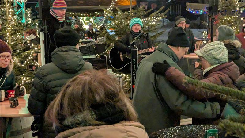 Das Foto zeigt eine Musikgruppe und tanzende Menschen.