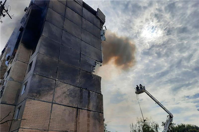 Krieg gegen die Ukraine: So ist die Lage Auf dem vom Pressebüro des ukrainischen Innenministeriums zur Verfügung gestellten Foto arbeiten Rettungskräfte nach einem Raketeneinschlag an einem mehrstöckigen Wohnhaus in Krywyj Rih.