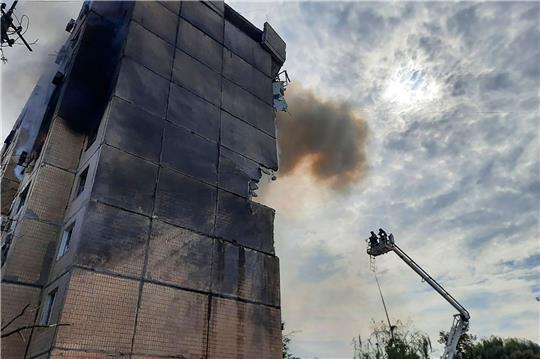 Auf dem vom Pressebüro des ukrainischen Innenministeriums zur Verfügung gestellten Foto arbeiten Rettungskräfte nach einem Raketeneinschlag an einem mehrstöckigen Wohnhaus in Krywyj Rih.