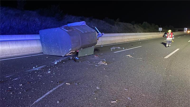 A7 bei Bockenem: Schweizer prallt mit Pkw auf Pferdeanhänger Auf dem zweiten Überholstreifen kam der Pferdeanhänger zum Stehen. Foto: Feuerwehr Seesen