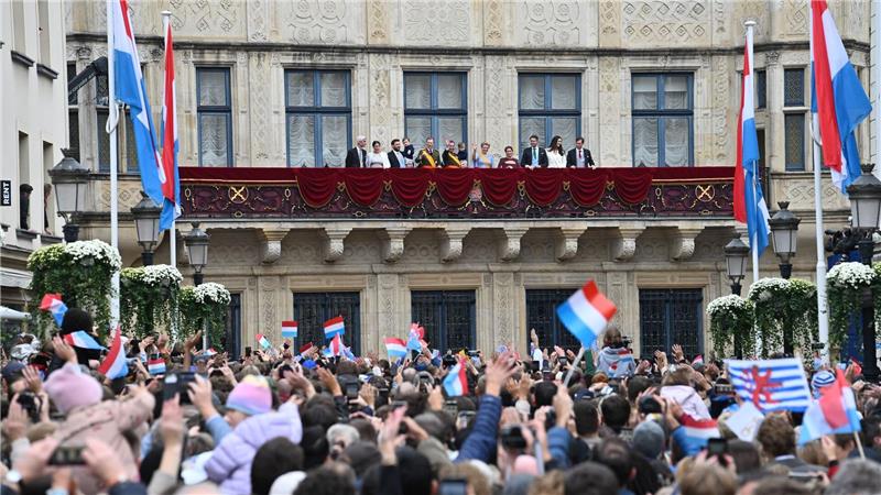 Auf den Auftritt der Familie auf dem Balkon haben viele gewartet