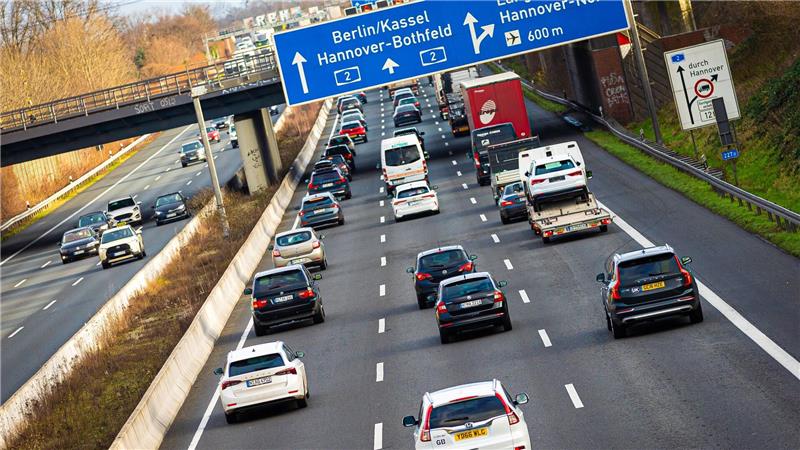 Auf den Autobahnen in Norddeutschland kann es ab dem Freitagnachmittag voll werden. (Symbolbild)