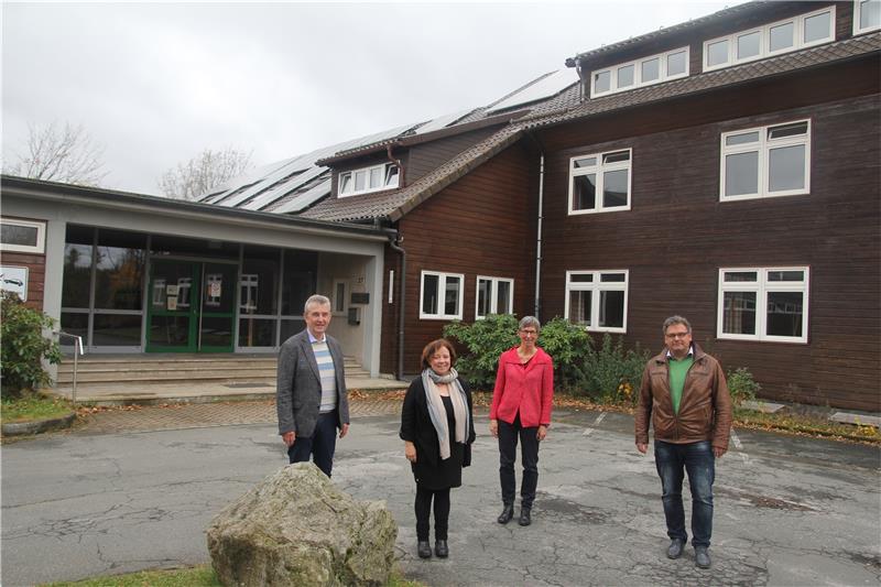 Auf den Dächern der verschiedenen Gebäude des Landschulheims „Haus Berlin“ ist die Photovoltaik-Anlage installiert worden, die von Klaus Bechtold, Daniela Möhlenbrock, Monika Pietsch und Wolfgang Langer (von links) eingeweiht wird. Foto: Eggers