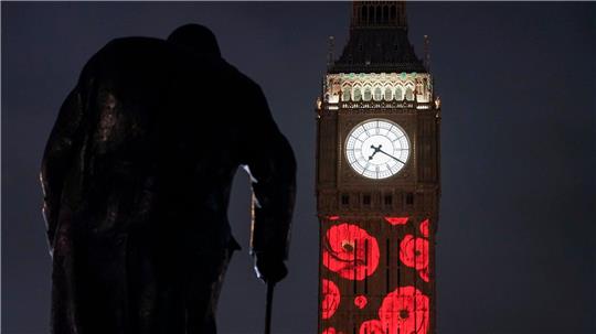Auf den Elizabeth Tower, allgemein bekannt als Big Ben, werden anlässlich des 80. Jahrestages des Endes des Zweiten Weltkriegs rote Mohnblüten projeziert.