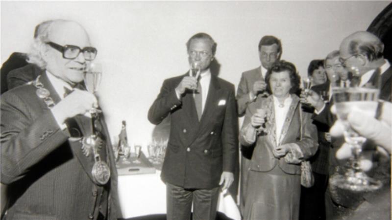 Königlicher Besuch aus Schweden: Carl XVI. Gustaf in Goslar Auf den König: Goslars Oberbürgermeister Dr. Jürgen Paul begrüßt im April 1989 im „Brusttuch“ Carl XVI. Gustaf von Schweden und drängelt sich bei der Begrüßung vor. Neben dem König steht Marta Lattemann-Meyer, die Paul zweieinhalb Jahre später im Amt ablösen sollte.