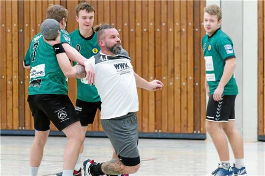 Auf den Kreisläufer der HSG Liebenburg-Salzgitter, Alexander Plumeyer (re.), und seine Mitspieler wartet in der Regionsoberliga das Derby gegen den MTV Hornburg. Foto: Drechsler