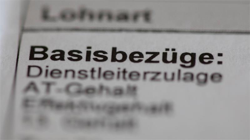 Erste Hilfe für Pflege - Warum Kinderlose mehr zahlen sollen Auf den Lohnzettel der Beschäftigten hat die Pflegereform Auswirkungen. (Archivfoto)