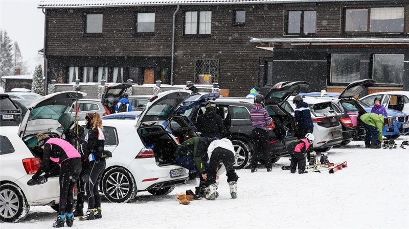 Skifahrer und Rodler freuen sich über Schnee im Harz Auf den Parkplätzen im Harz tummeln sich die Wintersportler und laden ihr Equipment aus.