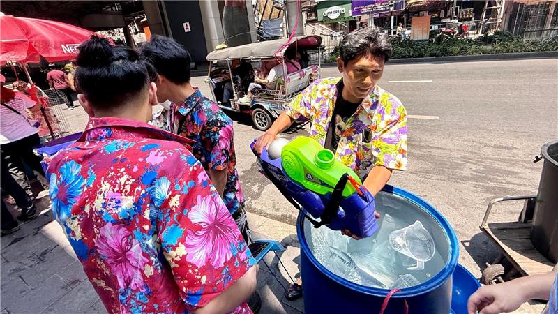 Auf den Partymeilen standen überall Wassercontainer bereit, um die bunten Plastikgewehre neu zu laden.