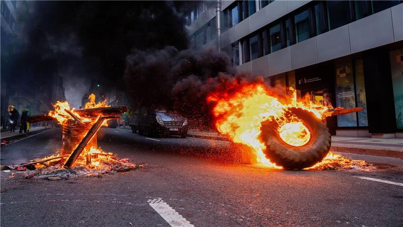 Feuer und Tränengas: Tausende Bauern bei Protest in Brüssel Auf den Straßen Brüssels brennt es.