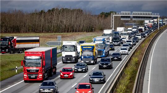 Auf den Straßen im Norden wird es rund um Himmelfahrt und das Wochenende voll. (Archivbild)